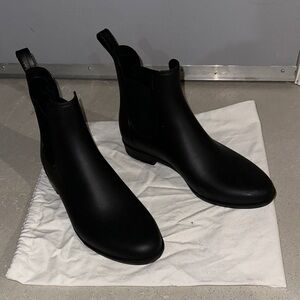 Black Women's Chelsea Boots